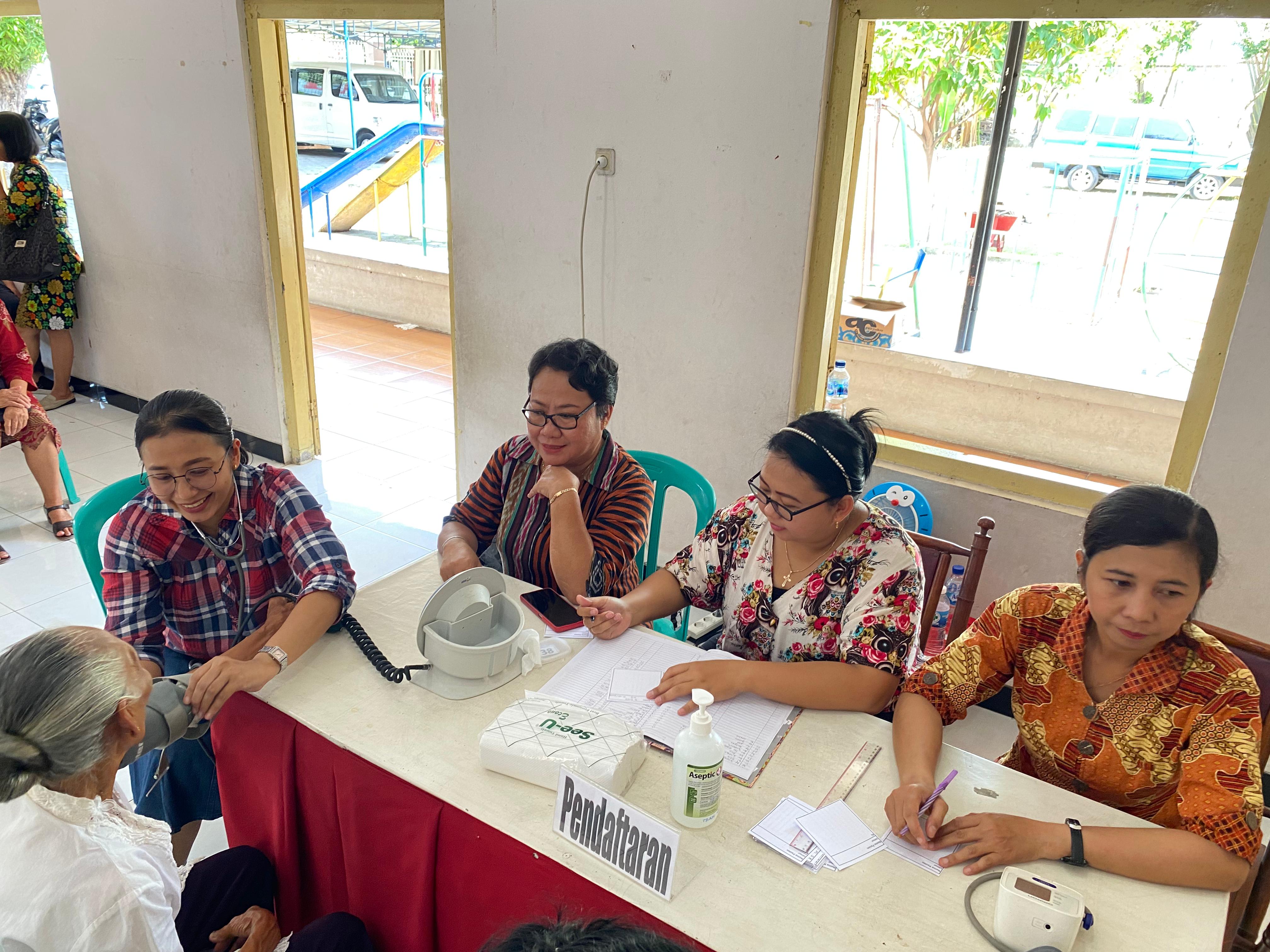 gallery kegiatan, Pemeriksaan Kesehatan Untuk Adiyuswa GKJ BAKI, Tim Kesehatan, gereja kristen jawa, gkj, gkj baki, gereja kristen jawa baki, baki, sukoharjo, gkj klasis sukoharjo, klasis sukoharjo, klasis, sinode gkj, sinode 